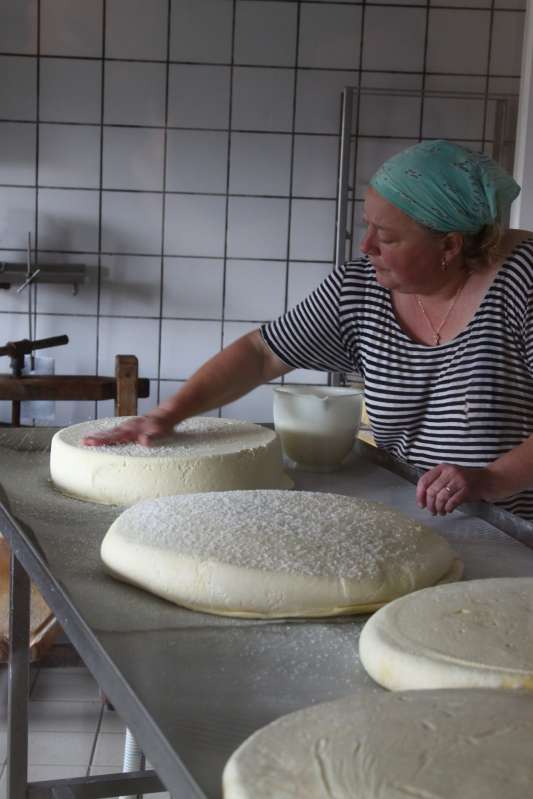 Fabrication de fromages a la ferme du Langeneberg