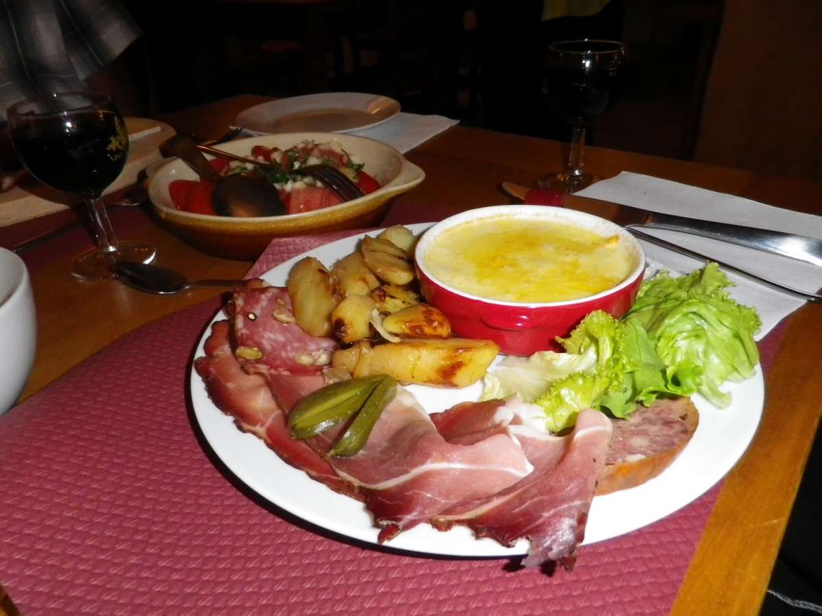 Rustikale Mahlzeit auf der Graberhütte