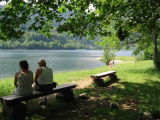 Erfrischende Pause am Ufer des Kruth Wildenstein Sees