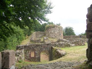 Burgruinen des Château du Rosemont