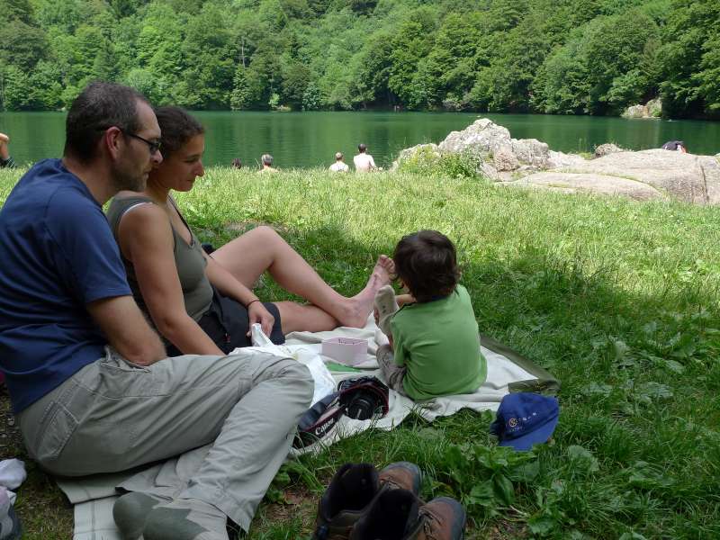 Détente en famille au bord du lac des Perches