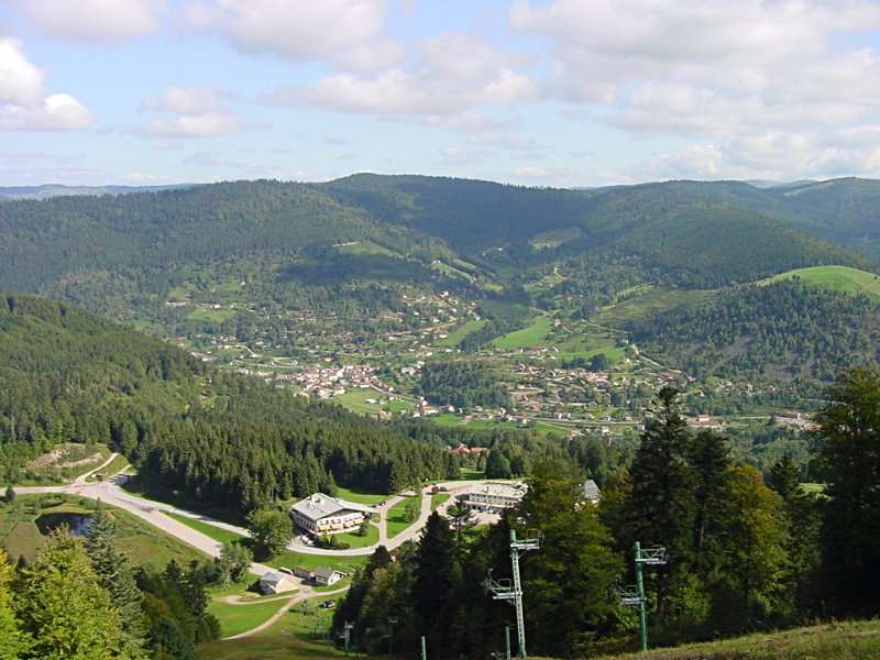 Vue sur la station et le village depuis le haut des pistes